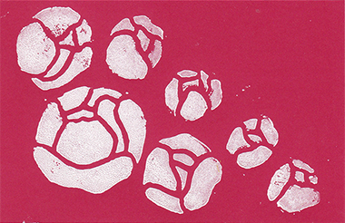 Carte rouge imprimée d'une linogravure blanche représentant des pivoines stylisées.