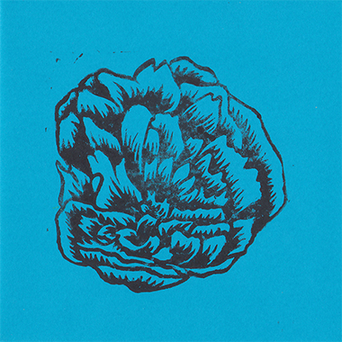 Carte bleue imprimée d'une linogravure noire représentant une pivoine.