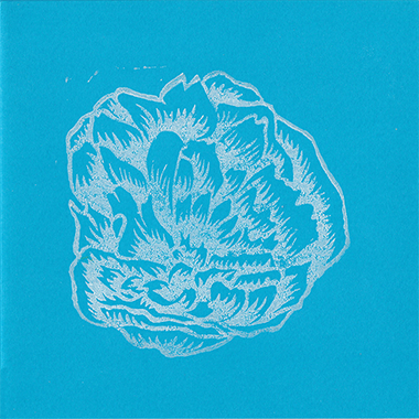 Carte bleue imprimée d'une linogravure blanche représentant une pivoine.