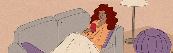 Illustration représentant une femme lisant son téléphone, confortablement assise sur un canapé.